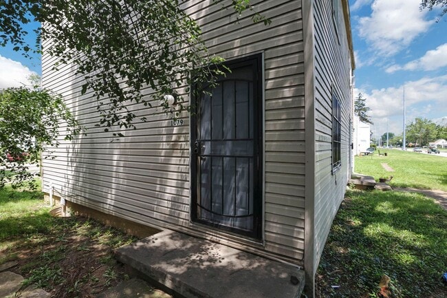 Building Photo - 1077-1079-1079 S James Rd