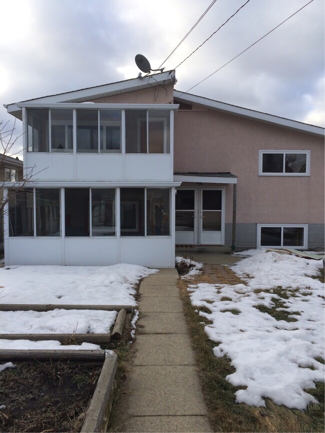 Building Photo - 2 Bed 1 Bath Unit in Edmonton, AB