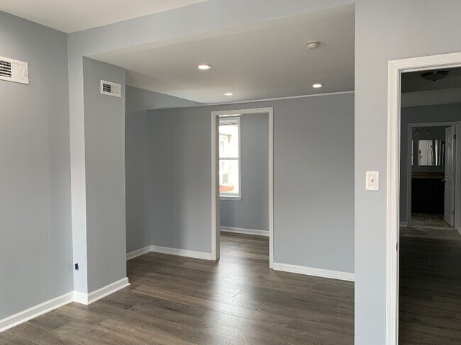 master bedroom walk in closet - 2515 W Oxford St