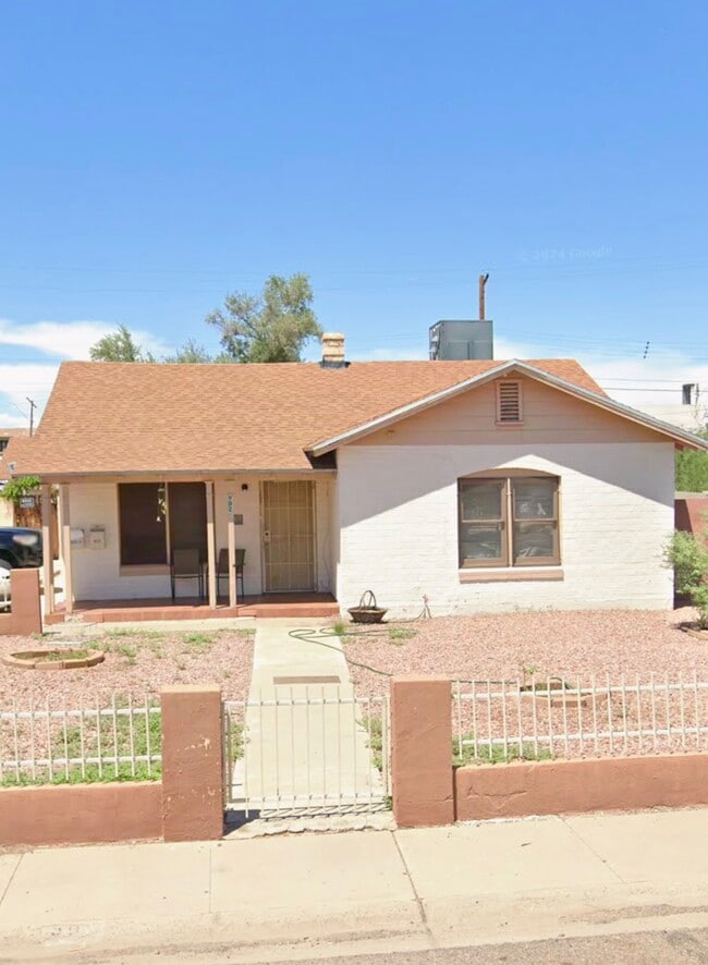Building Photo - 902 E Amelia Ave