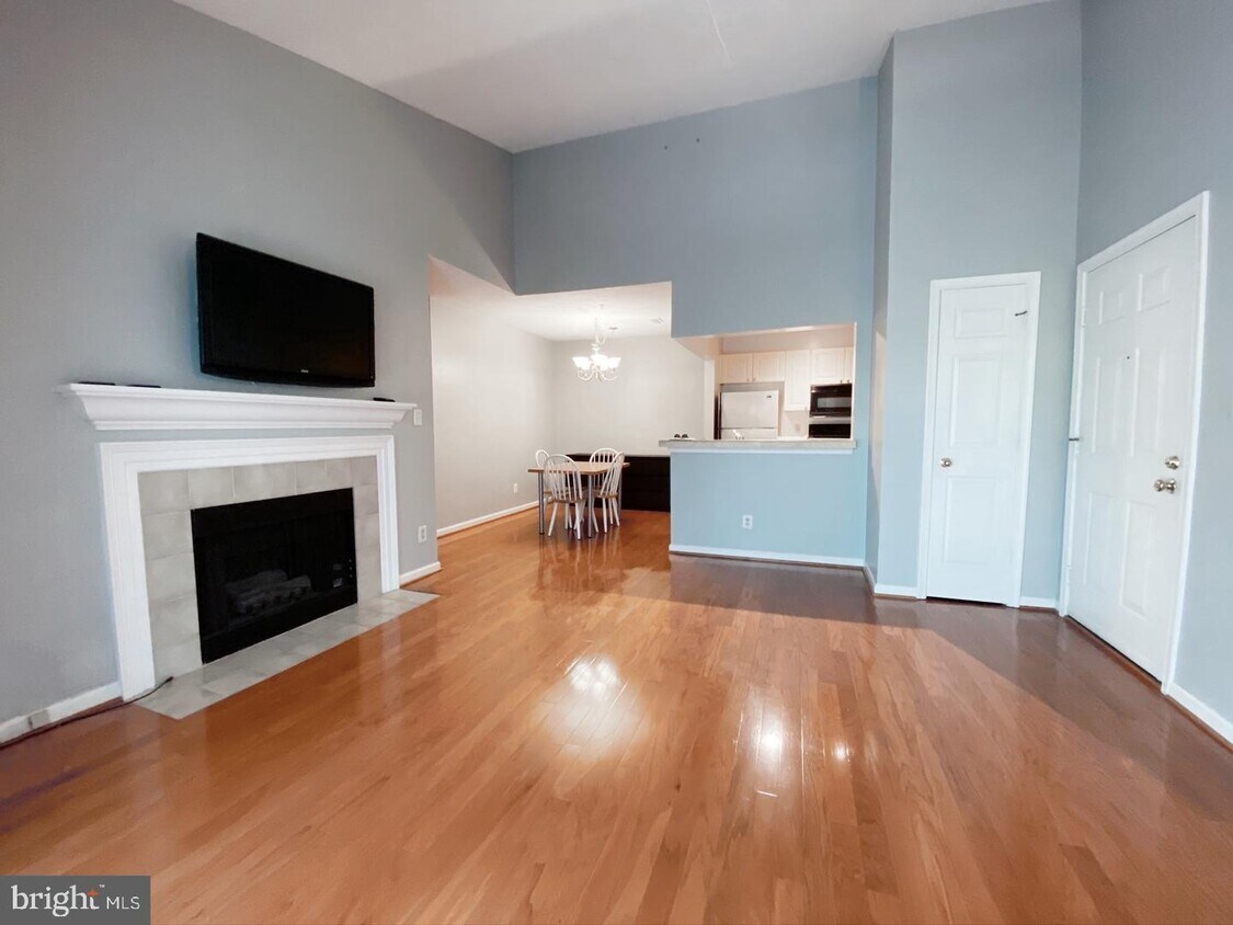 20283 Beechwood Terrace Unit 300, Ashburn, VA 20147 Room for Rent in