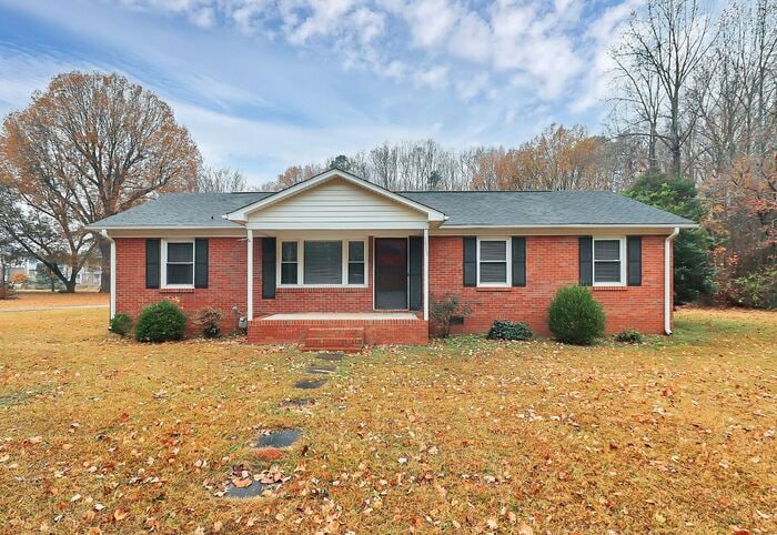 Foto principal - 3BD/1BA All Brick Ranch on One Acre!
