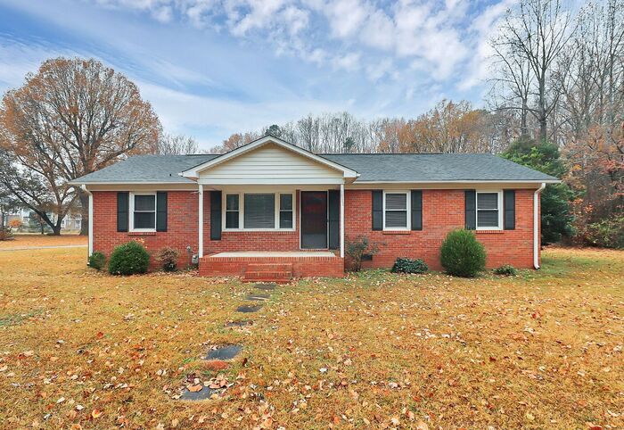 Primary Photo - 3BD/1BA All Brick Ranch on One Acre!