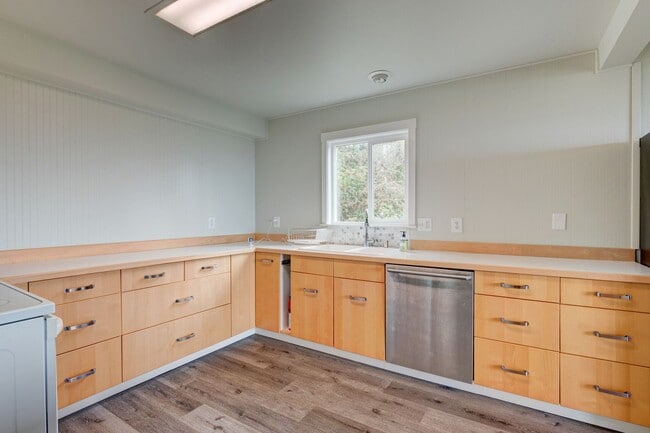 Building Photo - 3 Bedroom Condo on West Beach Bluffs **$500 off the first months rent**