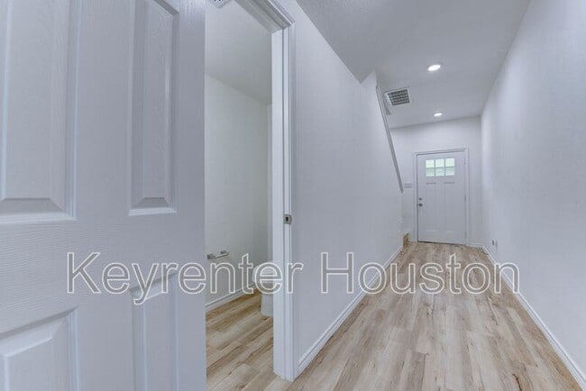 Foto del edificio - 8203 Woodlyn Rd