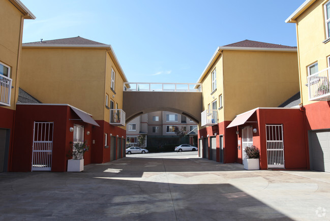 Building Photo - Lone Palm Court Apartments