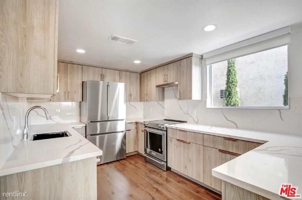 Primary Photo - 2 br, 2 bath Condo - 8430 DE LONGPRE Avenu...