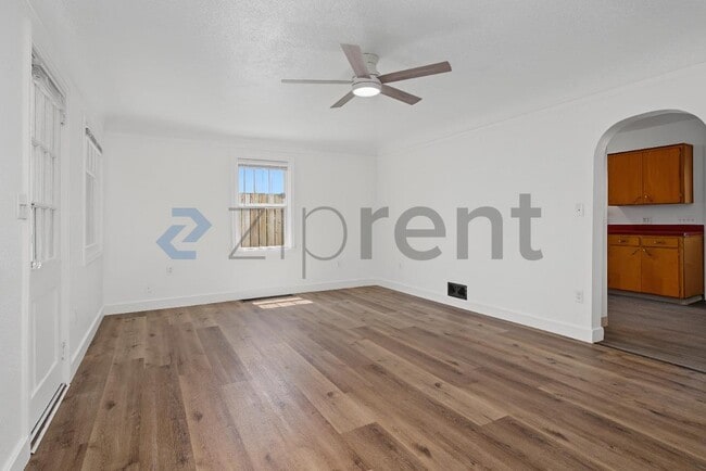 Building Photo - Unit