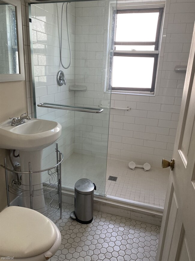 Building Photo - 3 br, 1.5 bath Duplex - 16 Malvern Avenue 14