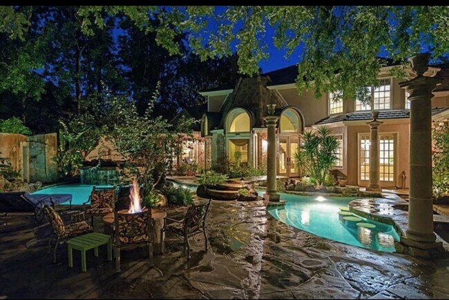 Foto del edificio - 2819 Cedar Woods Pl
