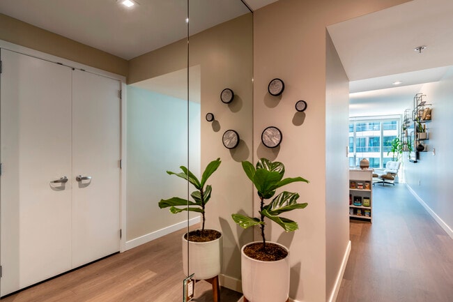 Entrada principal - 301 Main St