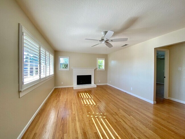 Foto del edificio - Centrally Located Three Bedroom North Napa Home