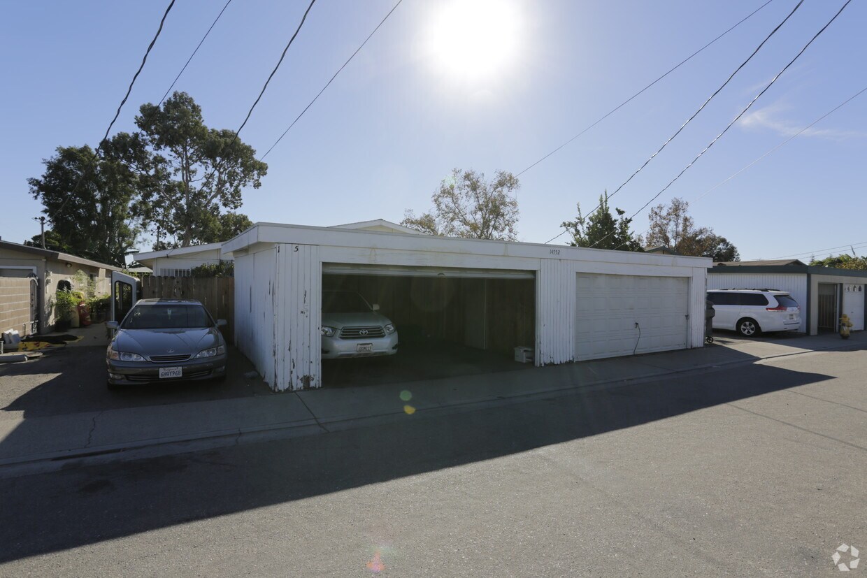 Foto principal - 14752 Bushard St