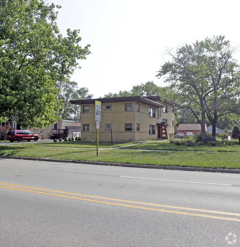 Primary Photo - 17915-17917 Wentworth Ave