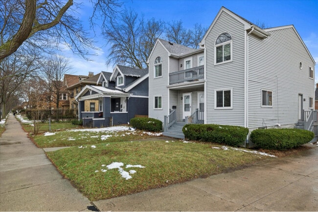 Foto del edificio - 3059 N Downer Ave