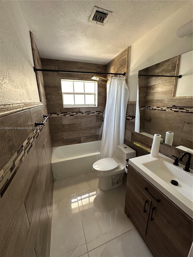 Foto del edificio - 3920 NW 185th St