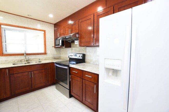 Foto del edificio - Updated 3 Bedroom 2 Bath Single Family Hom...