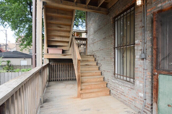 Building Photo - 1228 N Maplewood Ave