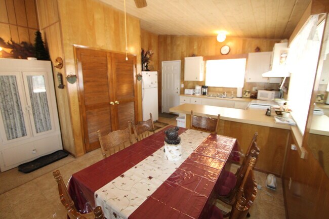 Building Photo - 951 G Ln