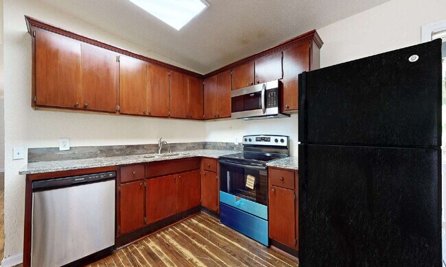 Foto del edificio - "Cozy 3-Bedroom Gem with a Gated Private B...