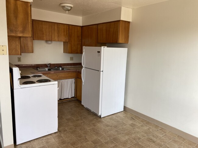 Kitchen - 275 N Holmes Ave