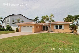 Building Photo - 10128 Yacht Club Dr