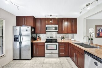 Building Photo - 141 Cypress Way E