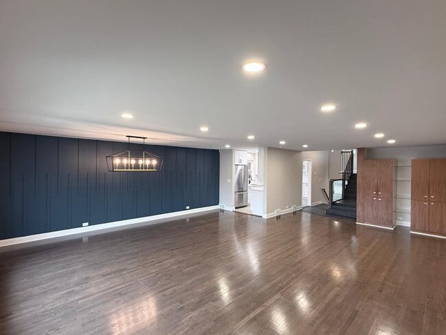 Building Photo - 4820 W Sherwin Ave