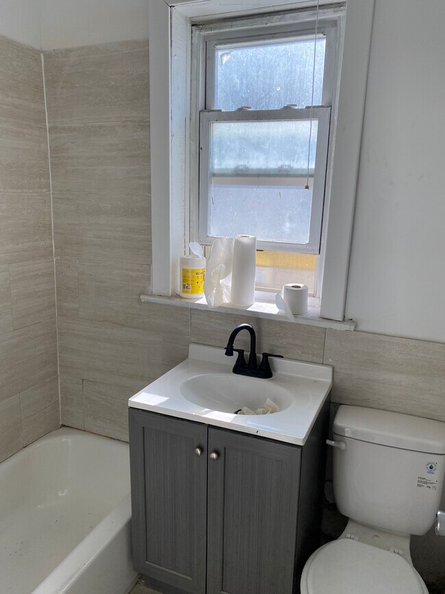 Bath - 4313 W Flournoy St