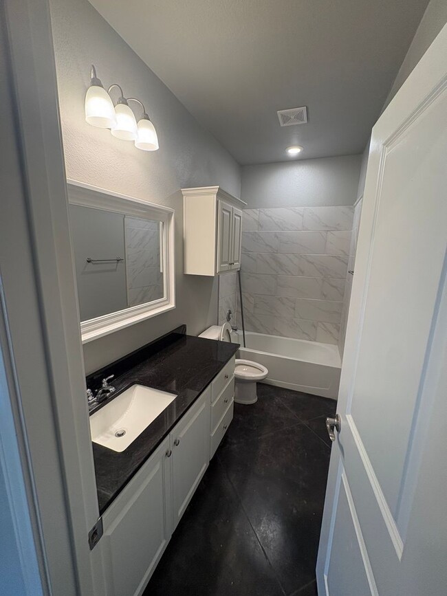 Building Photo - Single Family - Beautiful 4/2 house