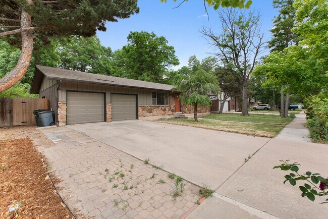 Building Photo - Spacious 5 Bedroom, 2 Bath Home with Finis...