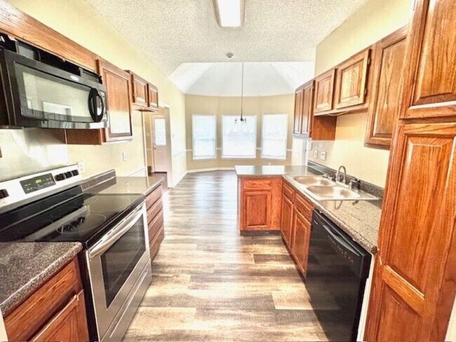 Foto del edificio - Now Leasing A Spacious 3-Bedroom 2 Bath Ho...