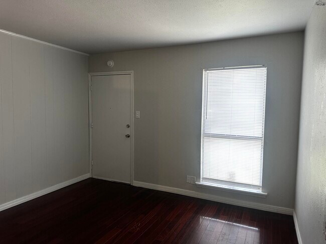 Building Photo - 4618 Cove Rd