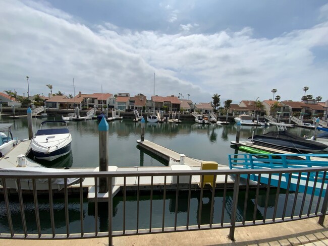 Foto del edificio - Condo on the Water with Boat Dock