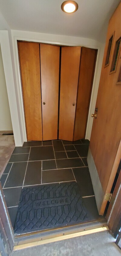 Entryway/foyer - 4314 N Lakewood Blvd