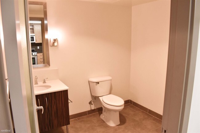 Foto del edificio - 325 W 8th St