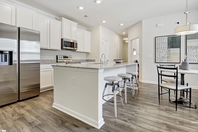 Building Photo - 305 Highline Trl