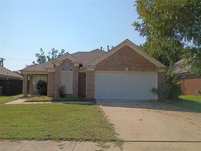 Building Photo - 1121 Marshall Dr