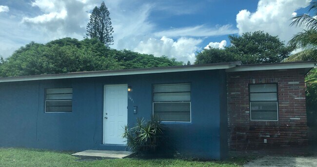 Photo - Large 5-2 with 2 car garage House