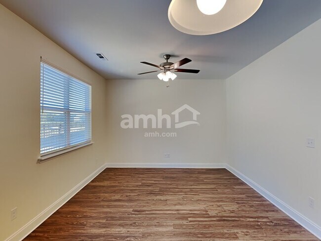 Foto del edificio - 2121 Overlake Cir