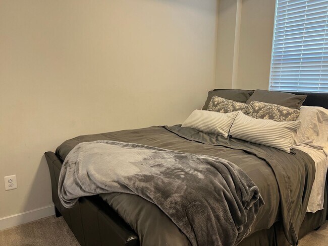 Building Photo - Beautiful 3 BR / 3.5 BA Townhome in Avondale Ridge!