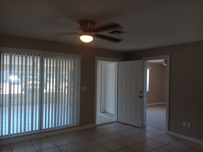 Foto del edificio - 2 bedroom 2 bath off Cape Coral Parkway