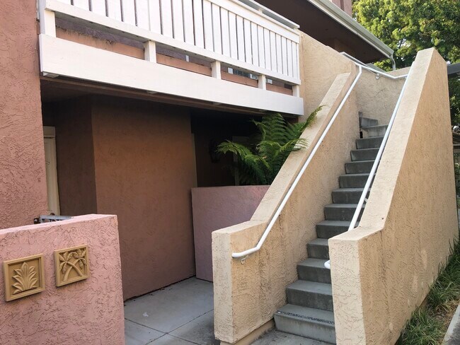 Escalera de acceso a la unidad - 631 E El Camino Real