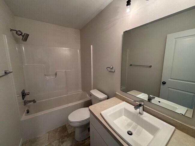 Building Photo - Beautifully Maintained 3-Bed, 3-Bath Split...