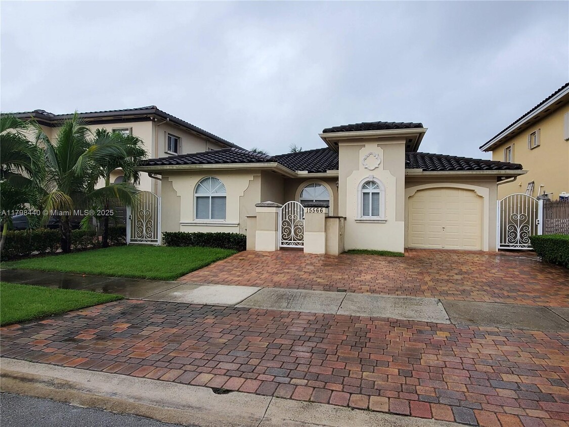 Foto principal - 15566 SW 13th Terrace