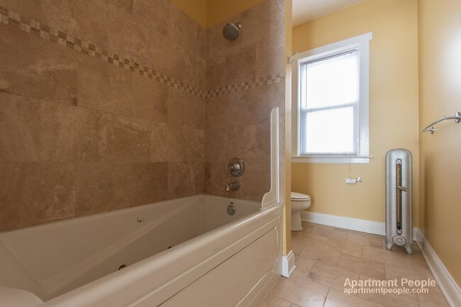 Building Photo - 2BR Andersonville Walk-up with Balcony!