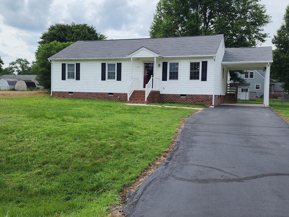 Primary Photo - 3 Bedroom 2 Bath Brick Rancher in Mechanic...