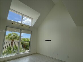 Building Photo - 6904 N Kendall Dr