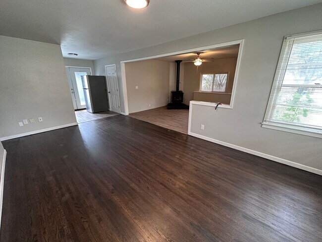 Building Photo - $1045 - 3 bedroom / 1 bathroom - Gorgeous ...