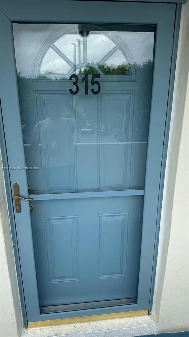 Foto del edificio - 1701 NE 191st St